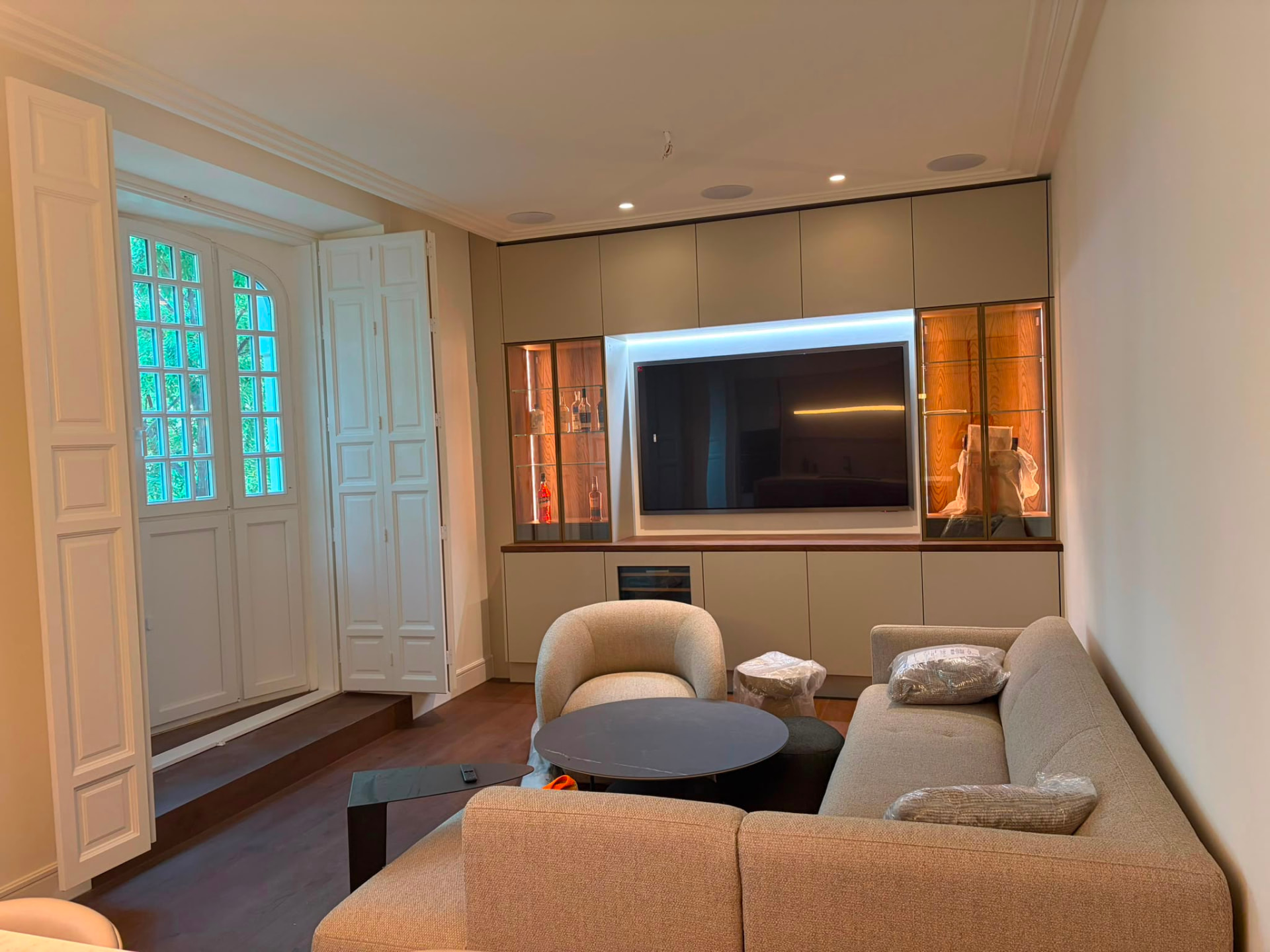 Salón principal de la suite Luxury Hermosilla 60 al atardecer