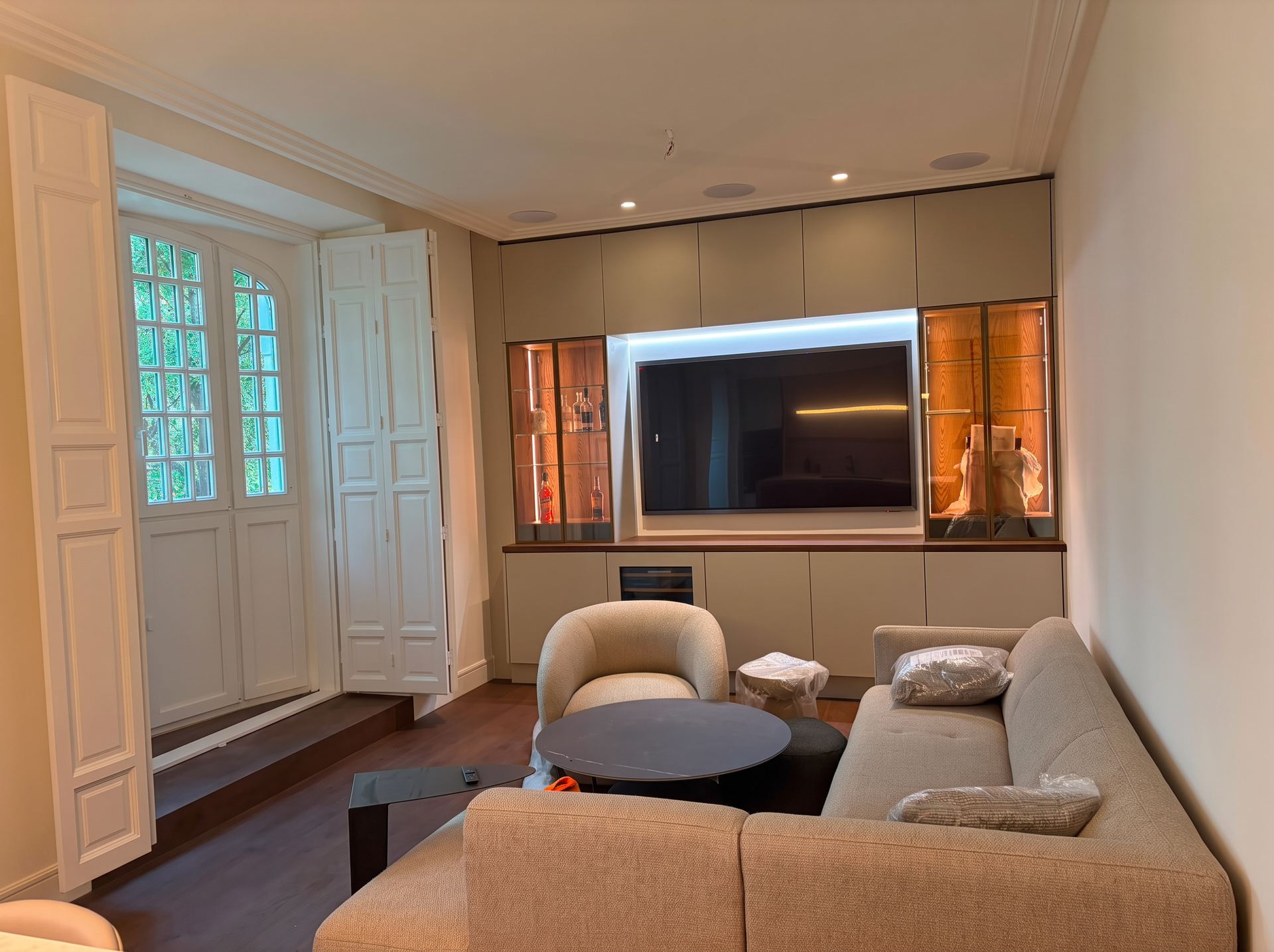 Salón principal de la suite Luxury Hermosilla 60 al atardecer